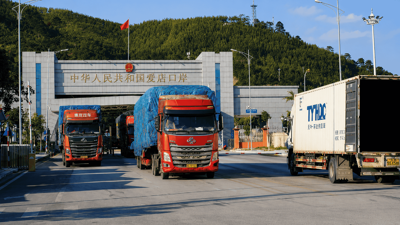 Vận chuyển đường biển Trung Việt hay đường bộ: Đâu là phương án tiết kiệm hơn? 2 anh 2